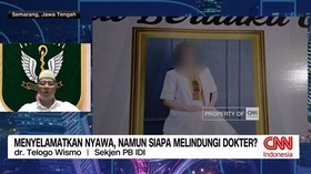 Intimidasi berupa sebutan "dokter bodoh" menghantui Dokter Icha, seorang dokter di NTT. Wajahnya ditunjuk berulang kali dan direndahkan di hadapan rekan kerja serta masyarakat di lokasi kejadian. Jika tenaga kesehatan menyelamatkan nyawa, namun siapa