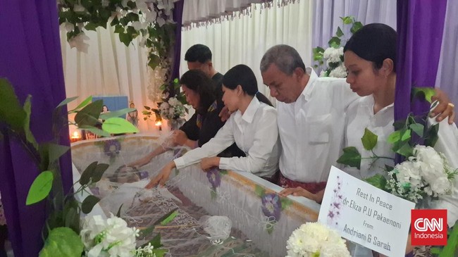 Jenazah Dokter Icha saat persemayaman. Dokter Icha diduga bunuh diri karena depresi usai diduga diintimidasi tiga anggota DPRD TTU, NTT. 