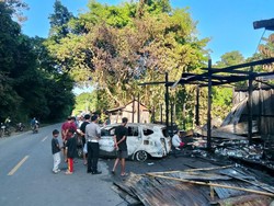 Truk Tabrak Kendaraan Parkir di Tepi Jalan Kolaka, 2 Kios-1 Mobil Terbakar