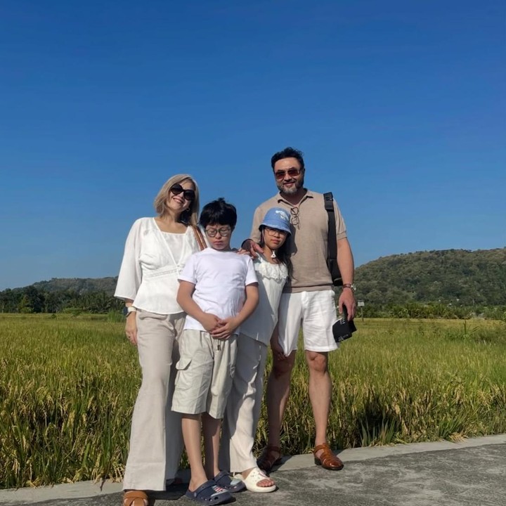 <p>Momen libur sekolah kerap dimanfaatkan banyak artis untuk menghabiskan waktu bersama keluarga. Salah satunya pasangan Cynthia Lamusu dan Surya Saputra yang kini tengah menikmati liburan di Jogjakarta bersama anak kembar mereka, Atharva Bimasena Saputra dan Ataya Tatjana Aisyah Putri. (Foto: Instagram @cynthia_lamusu)</p>