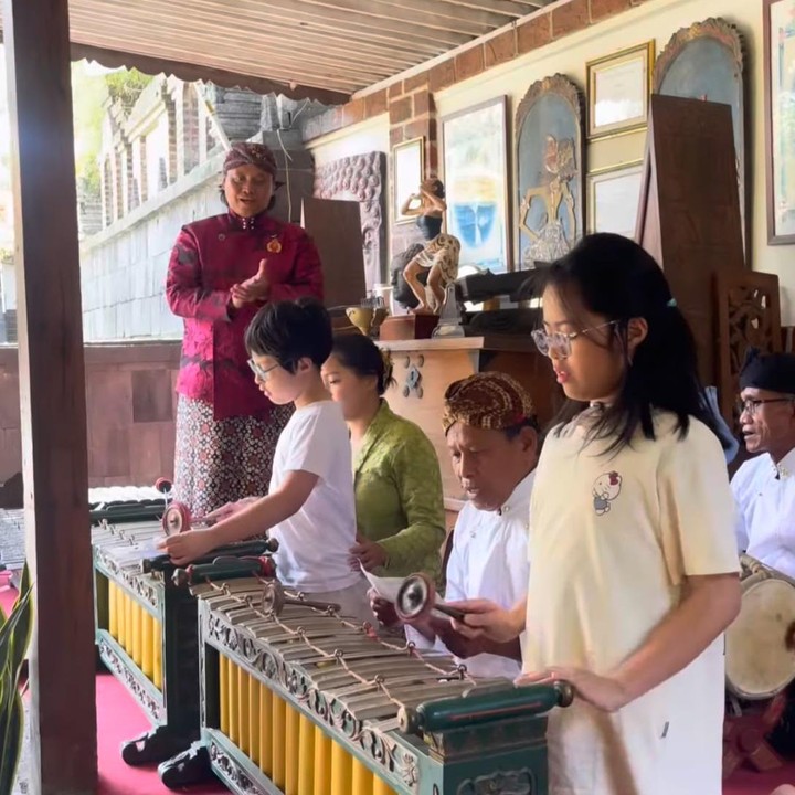 <p>Selain&nbsp;menikmati pemandangan alam yang indah, liburan Bima dan Tatjana kali ini juga terasa begitu berkesan. Bagaimana tidak? Keduanya tampak antusias saat belajar memainkan gamelan di Omah Mbudur, salah satu destinasi wisata budaya yang berlokasi di kawasan Borobudur, Magelang. (Foto: Instagram @cynthia_lamusu)</p>