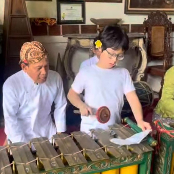<p>Melalui unggahan di Instagram Stories, Bima terlihat belajar memainkan gamelan dengan sangat fokus. Ia pun tampak mendapatkan arahan langsung dari seorang pemain gamelan, Bunda. (Foto: Instagram @cynthia_lamusu)</p>