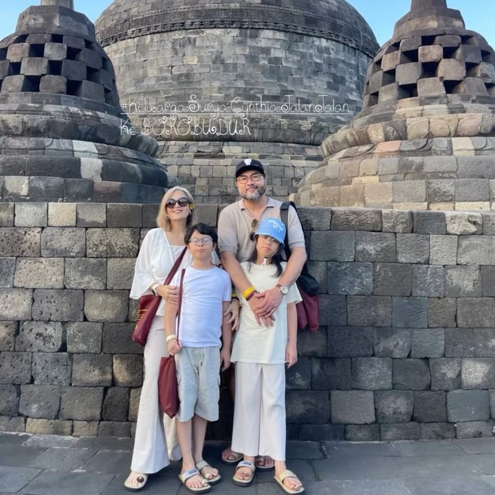 <p>Perjalanan liburan keluarga Cynthia Lamusu tidak berhenti sampai di situ, Bunda. Mereka tampak mengunjungi Candi Borobudur untuk menikmati keindahan dari salah satu wisata&nbsp;bersejarah yang berada di Magelang, Jawa Tengah.&nbsp;(Foto: Instagram @cynthia_lamusu)</p>