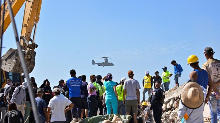 Orang-orang berkumpul saat petugas penyelamat membantu upaya pengamanan setelah gempa bumi melanda negara itu, di La Guaira, Venezuela, 27 Juni 2026. (REUTERS/Maxwell Briceno)
