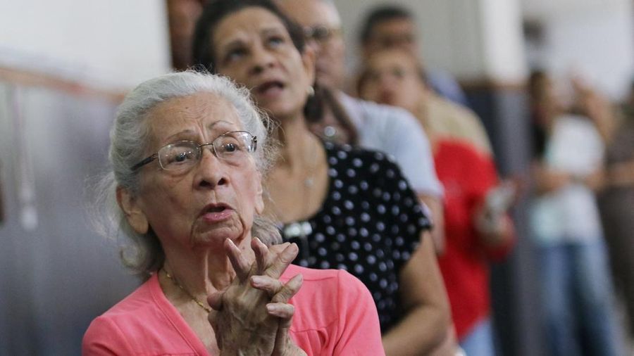 Orang-orang menghadiri misa di gereja Santuario Nuestra Senora de los Dolores selama hari angan nasional untuk para korban dua gempa bumi nan diselenggarakan oleh Konferensi Episkopal di Valencia, Venezuela, 28 Juni 2026.