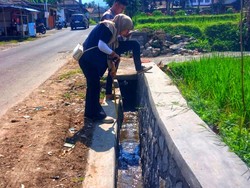 Dinas PU Sukabumi Gercep Bangun Drainase Jalur Wisata Situgunung