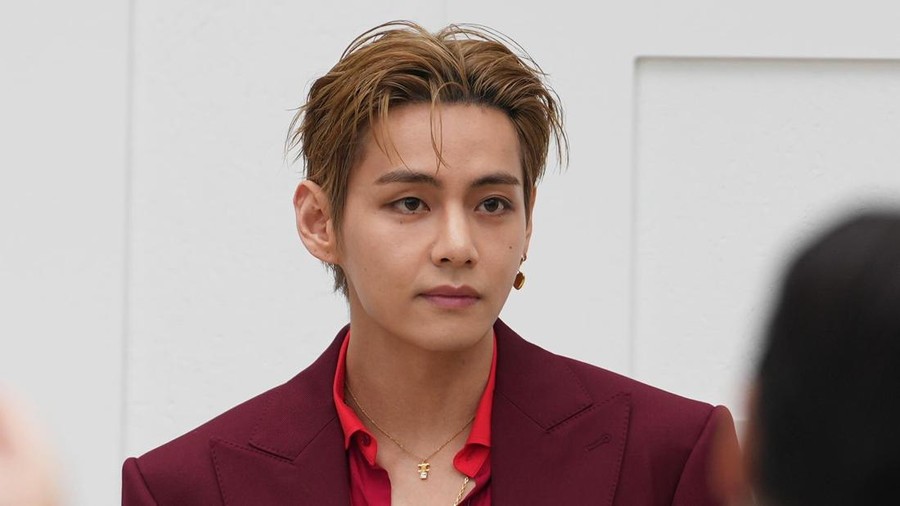 Penampilan V BTS di Paris Fashion Week 2026&period;