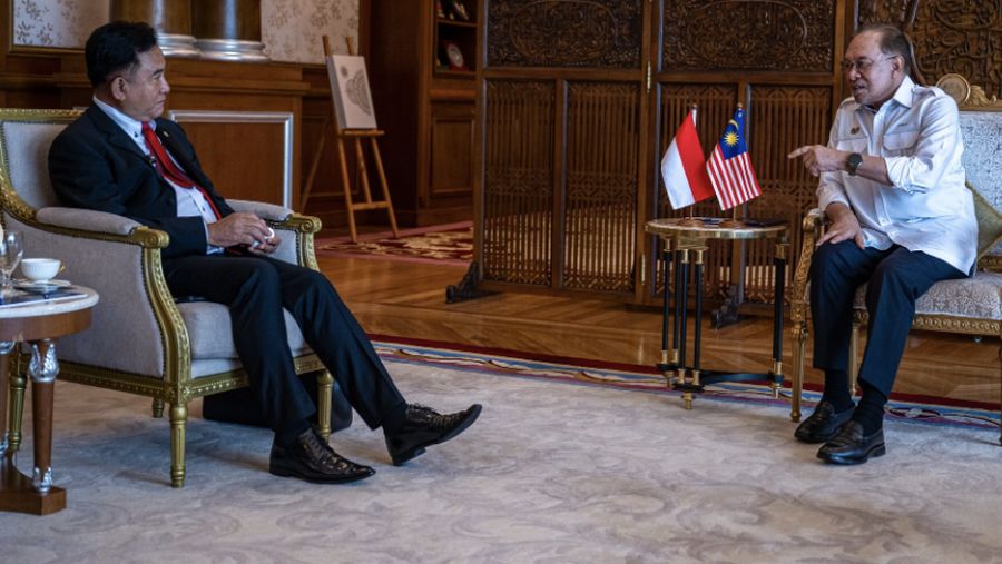 Perdana Menteri Malaysia Anwar Ibrahiam berjumpa dengan Menteri Koordinator Bidang Hukum, Hak Asasi Manusia, Imigrasi, dan Pemasyarakatan Republik Indonesia Prof Dr Yusril Ihza Mahendra. (Instagram/anwaribrahim_my)