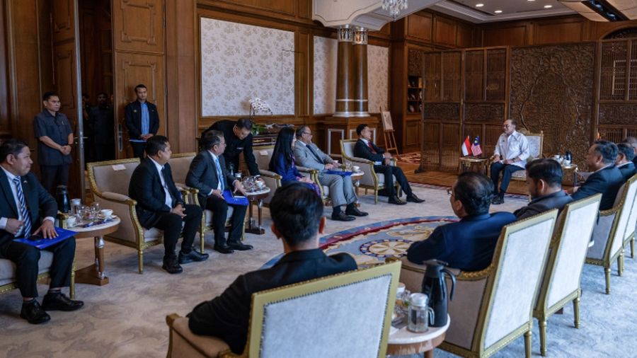Perdana Menteri Malaysia Anwar Ibrahiam berjumpa dengan Menteri Koordinator Bidang Hukum, Hak Asasi Manusia, Imigrasi, dan Pemasyarakatan Republik Indonesia Prof Dr Yusril Ihza Mahendra. (Instagram/anwaribrahim_my)