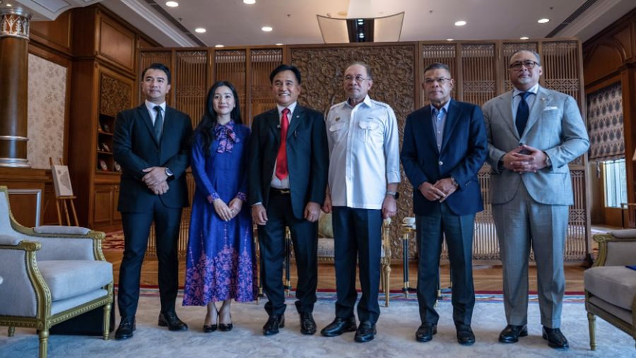 Perdana Menteri Malaysia Anwar Ibrahiam berjumpa dengan Menteri Koordinator Bidang Hukum, Hak Asasi Manusia, Imigrasi, dan Pemasyarakatan Republik Indonesia Prof Dr Yusril Ihza Mahendra. (Instagram/anwaribrahim_my)