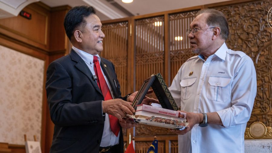 Perdana Menteri Malaysia Anwar Ibrahiam dan Menteri Koordinator Bidang Hukum, Hak Asasi Manusia, Imigrasi, dan Pemasyarakatan Republik Indonesia Prof Dr Yusril Ihza Mahendra. (Instagram/anwaribrahim_my)