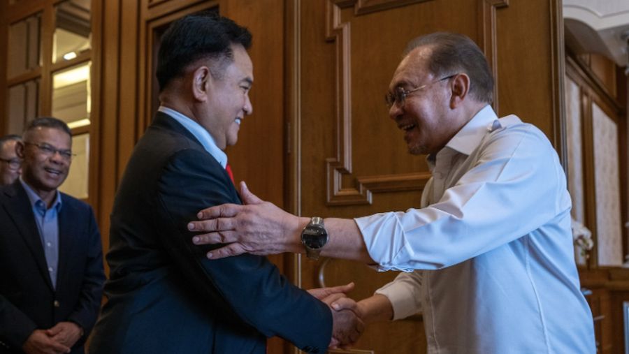 Perdana Menteri Malaysia Anwar Ibrahiam dan Menteri Koordinator Bidang Hukum, Hak Asasi Manusia, Imigrasi, dan Pemasyarakatan Republik Indonesia Prof Dr Yusril Ihza Mahendra. (Instagram/anwaribrahim_my)