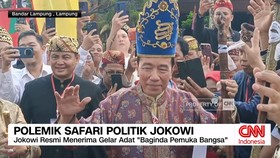 Jokowi memulai safari politik di Lampung. Selain menghadiri Rakerda PSI, Jokowi juga memperoleh gelar adat "Baginda Pemuka Bangsa" dengan salah satu ritual menginjak kepala kerbau.
Jokowi, Safari Politik Jokowi, Lampung, Gelar Adat Jokowi, Baginda P