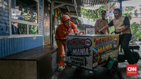 Pemerintah DKI Jakarta mewajibkan pemilahan sampah mulai April 2026. Program "Komling" jemput sampah organik dari rumah ke rumah di Gandaria Utara.