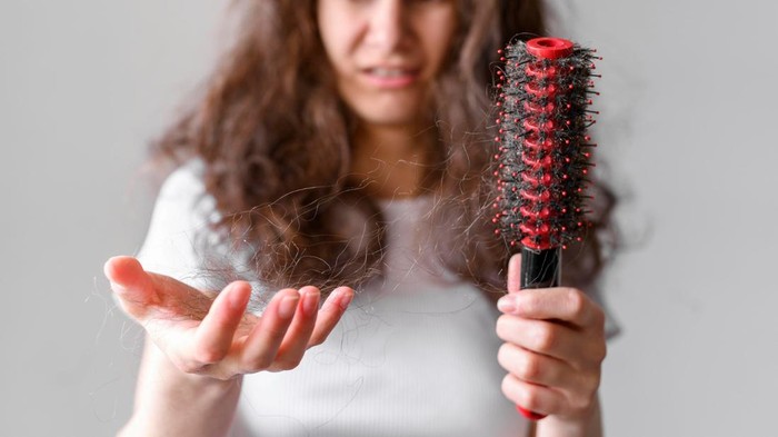 4 Cara Mengatasi Rambut Rontok