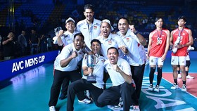 Reidel Toiran bersama staf pelatih Timnas Voli Indonesia berpose usai meraih gelar juara AVC Men/s Cup 2026 di India, Minggu (28/6) malam.