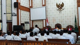 Sebanyak 35 orang warga negara asing asal India mengikuti persidangan kasus judi online dengan agenda pembacaan surat dakwaan di Pengadilan Negeri Denpasar, Bali, Senin (29/6/2026). ANTARA/Rolandus Nampu