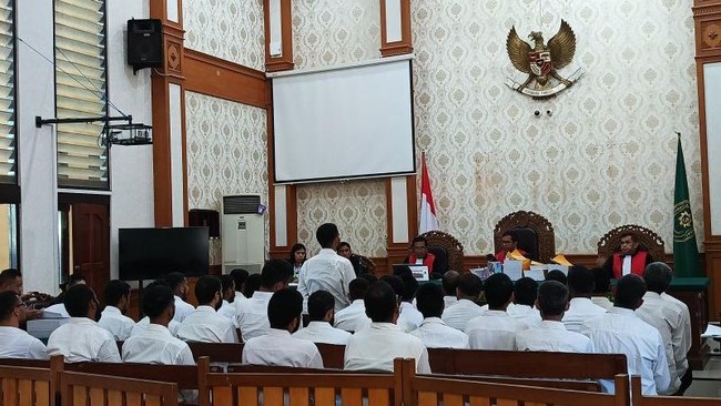 Sebanyak 35 orang warga negara asing asal India mengikuti persidangan kasus judi online dengan agenda pembacaan surat dakwaan di Pengadilan Negeri Denpasar, Bali, Senin (29/6/2026). ANTARA/Rolandus Nampu