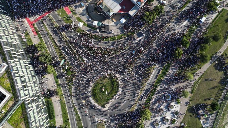 Sebuah tayangan drone menunjukkan para demonstran nan menghadiri protes nan dipimpin mahasiswa nan berupaya mempertahankan momentum aktivitas anti-pemerintah nasional nan muncul setelah runtuhnya kanopi stasiun kereta api Novi Sad nan menewaskan banyak orang pada November 2024, di Novi Sad, Serbia, 20 Juni 2026.