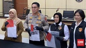Direktur Reserse Pelayanan Perempuan dan Anak serta Pidana Perdagangan Orang (PPA-PPO) Polda Jatim, Kombes Pol Ganis Setyaningrum saat konferensi pers terkait ayah yang memperkosa anak kandungnya hingga hamil.