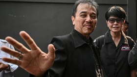 Tersangka kasus dugaan fitnah dan pencemaran nama baik terkait keaslian ijazah Presiden ke-7 RI Joko Widodo, Roy Suryo (tengah) tiba untuk menghadiri sidang perdana praperadilannya di Pengadilan Negeri Jakarta Selatan, Jakarta, Senin (29/6/2026). Sid