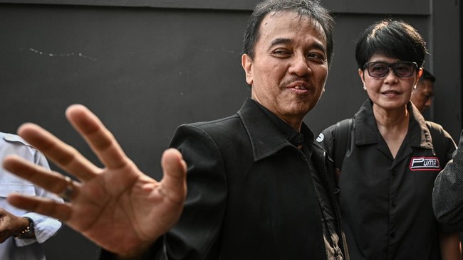 Tersangka kasus dugaan fitnah dan pencemaran nama baik terkait keaslian ijazah Presiden ke-7 RI Joko Widodo, Roy Suryo (tengah) tiba untuk menghadiri sidang perdana praperadilannya di Pengadilan Negeri Jakarta Selatan, Jakarta, Senin (29/6/2026). Sid