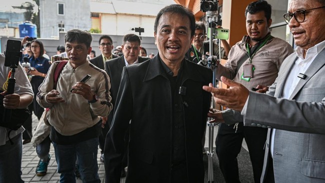 Tersangka kasus tudingan ijazah palsu Jokowi, Roy Suryo, meminta hakim menyatakan proses penyidikan yang dilakukan Polda Metro Jaya bertentangan dengan hukum.