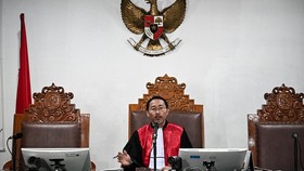 Hakim tunggal I Ketut Darpawan memimpin sidang perdana praperadilan atas penangkapan tersangka kasus dugaan fitnah dan pencemaran nama baik terkait keaslian ijazah Presiden ke-7 RI Joko Widodo, Roy Suryo  di Pengadilan Negeri Jakarta Selatan, Jakarta