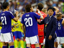 Soccer Football - FIFA World Cup 2026 - Group F - Japan v Sweden - Dallas Stadium, Arlington, Texas, U.S. - June 25, 2026 Japan coach Hajime Moriyasu gives instructions to Ayumu Seko and Hiroki Ito during a hydration break REUTERS/Issei Kato