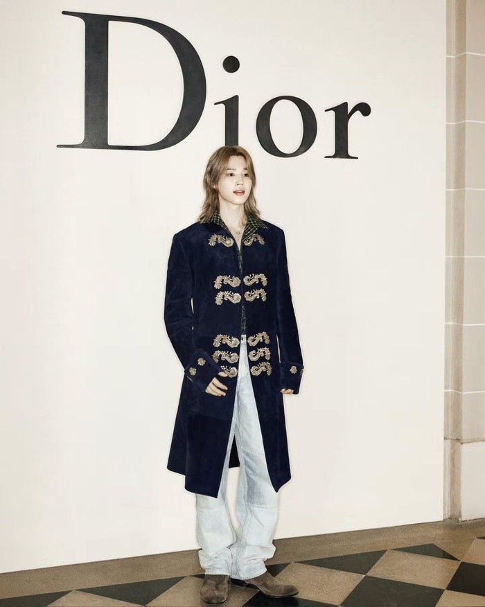 Tak heran jika ia hampir tidak pernah absen dari peragaan busana Dior maupun Paris Fashion Week atau disingkat PFW. Tidak pernah tidak tampil stylish dalam setiap kesempatan, kehadiran Jimin pun selalu dinanti. / Foto: instagram.com/j.m