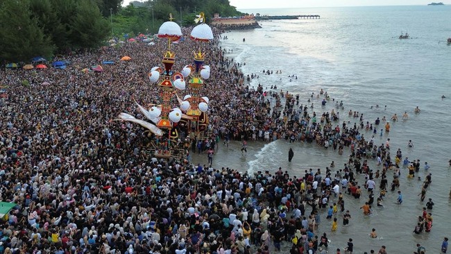 Tradisi Ritual Hoyak Tabuik di Pariaman