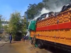 Truk Fuso Terbakar di Pelabuhan Makassar, Damkar Dikerahkan