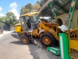 Truk Towing Angkut Backhoe Nabrak Masjid di Nanggulan Kulon Progo