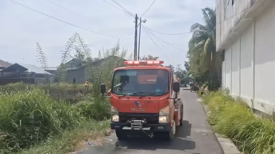 Upaya penanganan darurat oleh BPBD Kota Langsa atas kebakaran rimba dan lahan nan terjadi di Kota Langsa, Provinsi Aceh, pada Minggu (28/6). (Dok. BPBD Kota Langsa)