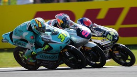 Veda Ega Pratama (tengah) bertarung sengit di barisan depan pada awal Moto3 Belanda 2026 sebelum mengalami kecelakaan di Sirkuit Assen, Minggu (28/6).