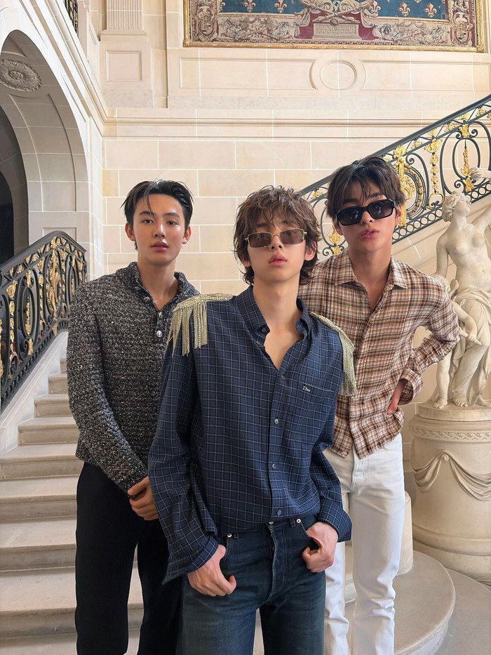 Walau sesekali tampak gugup lantaran baru pertama kali menghadiri peragaan busana salah satu rumah mode mewah asal Prancis satu ini, hal tersebut tidak menutup fakta bahwa look Juhoon, Seonghyeon, dan Keonho terlihat stylish. / Foto: instagram.com/cortis