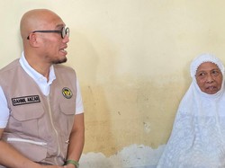 Wamenhaj Salurkan Bantuan ke Jemaah Haji Aceh Terlilit Utang Akibat Bencana