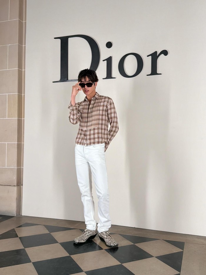 Ya, trio maknae (anggota termuda) itu mendapat kehormatan untuk datang serta menyaksikan langsung sang creative director, yaitu Jonathan Anderson, mempersembahkan koleksi terbaru Dior di Mus&eacute;e Nissim de Camondo. / Foto: instagram.com/cortis