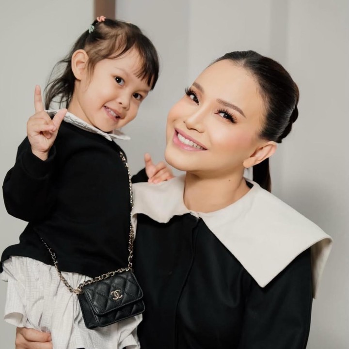 <p>Melihat beberapa unggahan di Instagram, potret Raina pun langsung dibanjiri komentar dari netizen. Bahkan, tak sedikit yang menilai Raina sebagai versi mini dari Rossa karena kemiripan wajahnya dengan sang Bunda. "Definisi teh Ocha sekarang menemukan versi mininya," ujar <em>@rid***.</em> "Buah jatuh sepohon-pohonnya ini," kata <em>@rat***.</em> "Raina cantik banget kayak mama," tulis <em>@tit***.</em> (Foto: Instagram @itsrossa910)</p>