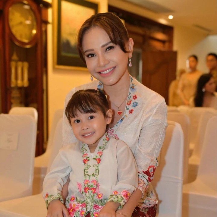 <p>Penyanyi Rossa belakangan ini sukses membuat netizen terkejut sekaligus penasaran lewat unggahan terbarunya di Instagram. Dalam unggahan tersebut, Rossa membagikan potret bersama seorang anak perempuan bernama Raina Mikayla Almahyra. (Foto: Instagram @itsrossa910)</p>