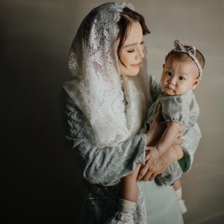 <p>Melalui unggahan di Instagram, pelantun lagu<em> Terlanjur Cinta</em> ini memperkenalkan Raina ke publik sebagai anaknya sekaligus adik dari anak pertamanya, Rizky Langit Ramadhan. Dalam salah satu potretnya, Rossa memperlihatkan kebersamaannya dengan Raina sejak masih bayi. "Assalamualaikum om, tante dan kakak-kakak semua. Namaku Raina, umurku 2 tahun. Aku anak ibu Rossa, adiknya kakak Rizky," tulis Rossa, dikutip dari akun Instagram <em>@itsrossa910</em>. (Foto: Instagram @itsrossa910)</p>