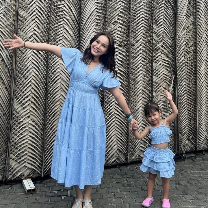 <p>Memiliki anak perempuan tentu menjadi kebahagiaan tersendiri bagi Rossa. Penyanyi 47 tahun ini pun meminta doa agar sang putri tumbuh menjadi anak yang pintar dan disayang banyak orang. "Doakan aku semoga jadi anak yang pintar, dan solehah ya. Doakan juga semoga banyak teman dan disayang banyak orang," ungkap Rossa. (Foto: Instagram @itsrossa910)</p>
