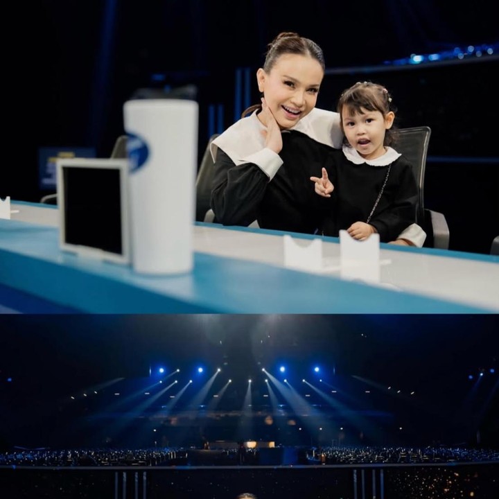 <p>Raina yang kini tumbuh dengan paras manis cukup sering menghabiskan waktunya bersama sang Bunda. Pada salah satu potret yang dibagikan, Raina terlihat menemani sang Bunda yang tengah menjadi juri di ajang Indonesian Idol. Gemas banget, ya! (Foto: Instagram @itsrossa910)</p>