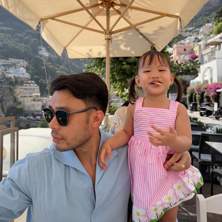 <p>Momen ini dibagikan langsung oleh Jessica melalui unggahannya di Instagram. Dalam salah satu foto yang diunggah, Kyarra terlihat memamerkan senyum cerianya saat berpose bersama sang Ayah di Positano, Italia Selatan. "Halo, Positano. Sangat bersyukur bisa kembali ke sini," tulis Jessica. (Foto: Instagram @jscmila)</p>