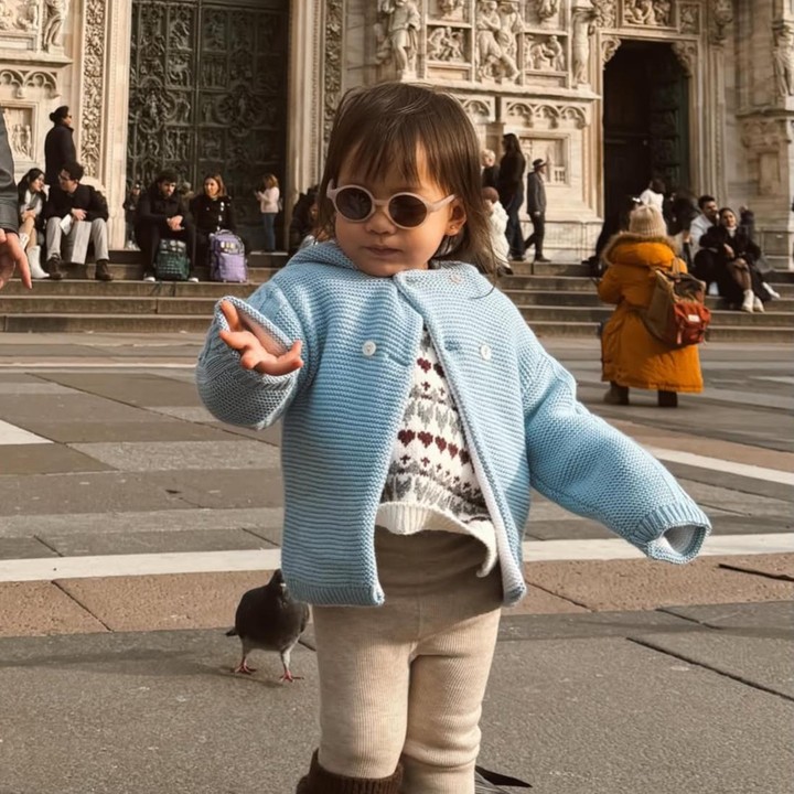 <p>Selama berlibur di Italia, gaya berpakaian Kyarra selalu terlihat <em>fashionable</em>, lho. Pada foto ini, Kyarra tampak begitu menggemaskan mengenakan jaket tebal yang dipadukan dengan celana panjang. Penampilannya pun semakin terlihat&nbsp;<em>stylish</em> saat memakai kacamata hitam. (Foto: Instagram @jscmila)</p>