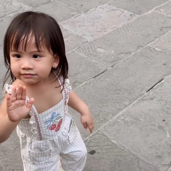 <p>Dalam unggahan lainnya, Kyarra tampil mengenakan baju <em>overall</em> berwarna putih yang membuat penampilannya semakin terlihat manis. Meski usianya baru menginjak 2 tahun, Kyarra tampaknya sudah cukup percaya diri saat berpose di depan kamera nih, Bunda. (Foto: Instagram @jscmila)</p>