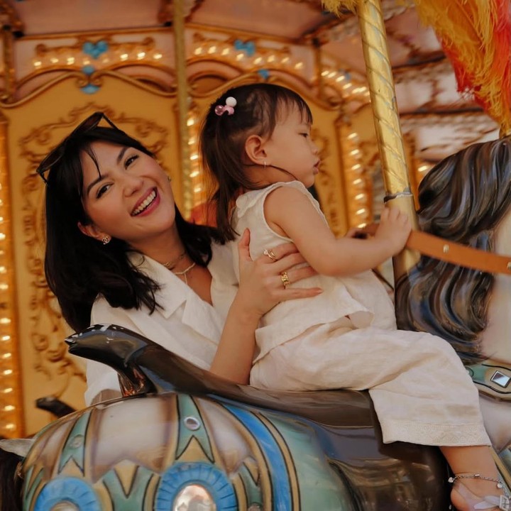 <p>Tidak ingin melewatkan momen, Jessica terlihat mendampingi sang putri saat bermain carousel di Florence, Italia. Momen tersebut pun menjadi salah satu kenangan manis selama liburan keluarga mereka. "Florence terasa seperti melangkah ke dalam sebuah kartu pos yang indah. Menyusuri jalan-jalannya yang cantik, melihat putri kecil kami mengejar keajaiban, dan menciptakan kenangan bersama orang-orang favorit kami," ungkap Jessica. (Foto: Instagram @jscmila)</p>