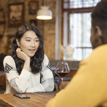 5 Zodiak yang Paling Suka Deep Talk
