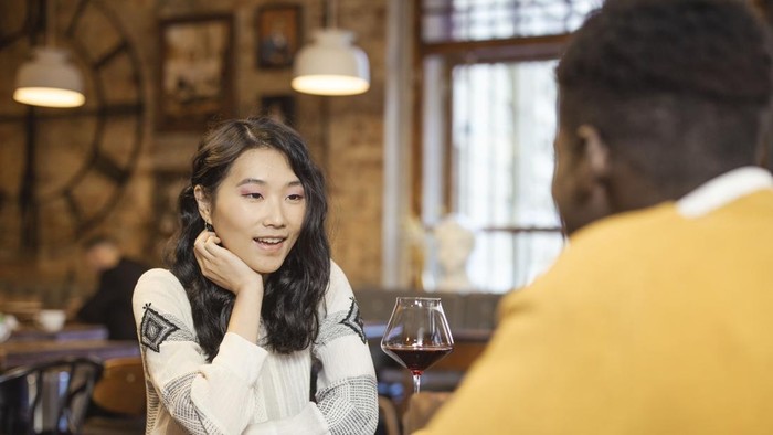 5 Zodiak yang Paling Suka Deep Talk