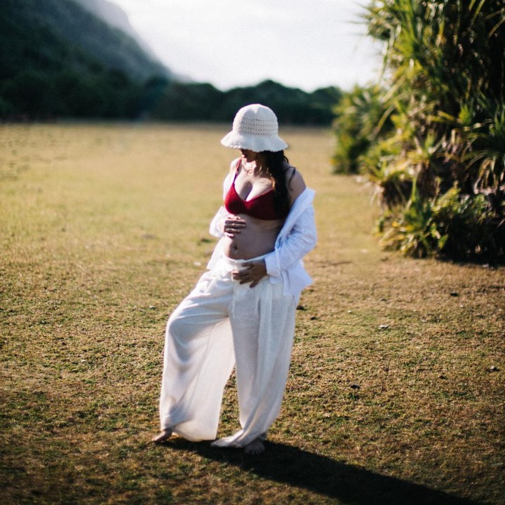 <p>Baru-baru ini, Dinda mem-posting foto-foto <em>maternity shoot</em> kehamilan pertamanya di Instagram. Dalam maternity shoot ini, Dinda kembali memamerkan <em>baby bump</em> kehamilannya yang sudah besar. (Foto: Instagram @adindathomas)</p>